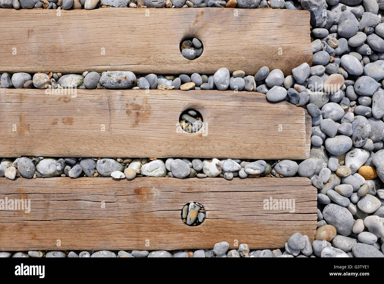 verwitterte Holz, Schläfer Stil Holz am Kiesstrand, Sheringham, North Norfolk, england Stockfoto