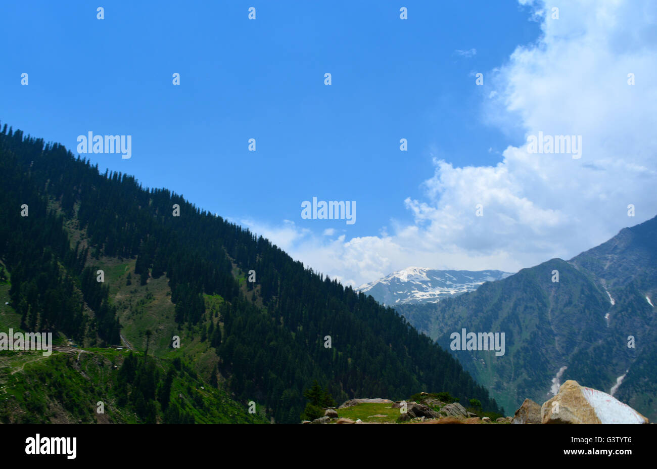 Landschaft der hohen Berg mit Wolken und hohen Gipfel. Stockfoto
