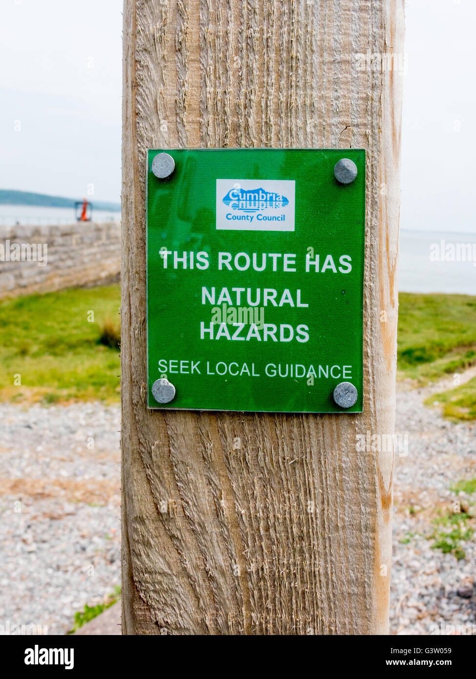 Cumbria County Council Warnzeichen bemerken dies hat natürliche Gefahren suchen lokale Routenführung Vorland Fußweg Morecambe Bay Stockfoto