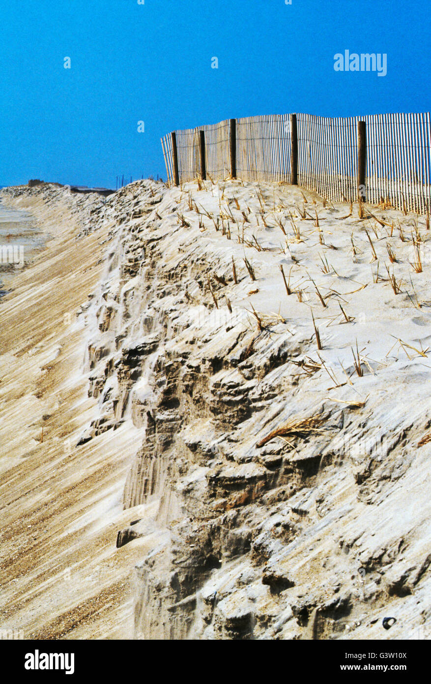 Hölzerne Barriere Zaun; Sand der Assateague Insel Assateague Beach, Chincoteague National Wildlife Refuge, Virginia, USA Stockfoto