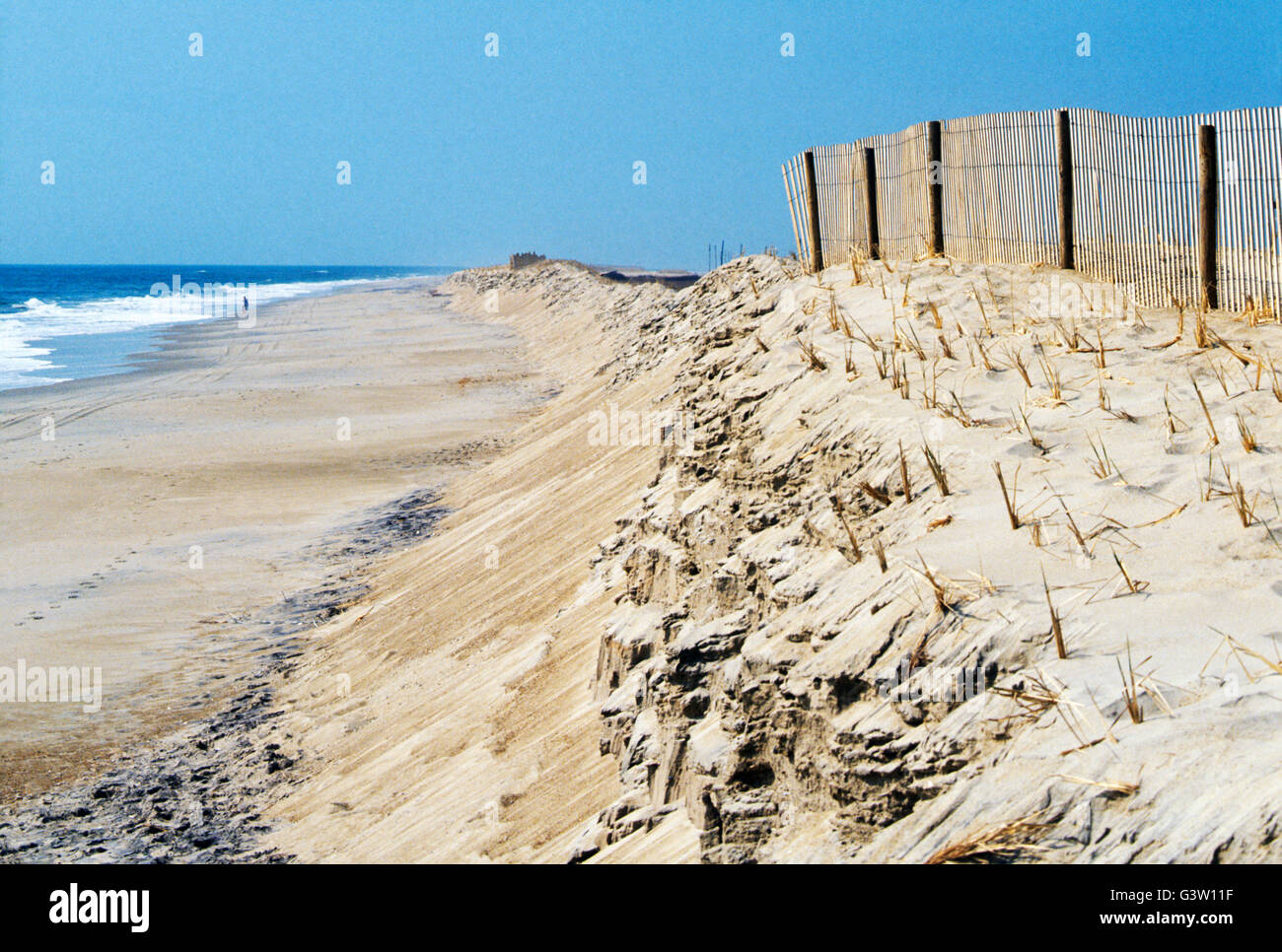 Hölzerne Barriere Zaun; Sand der Assateague Insel Assateague Beach, Chincoteague National Wildlife Refuge, Virginia, USA Stockfoto