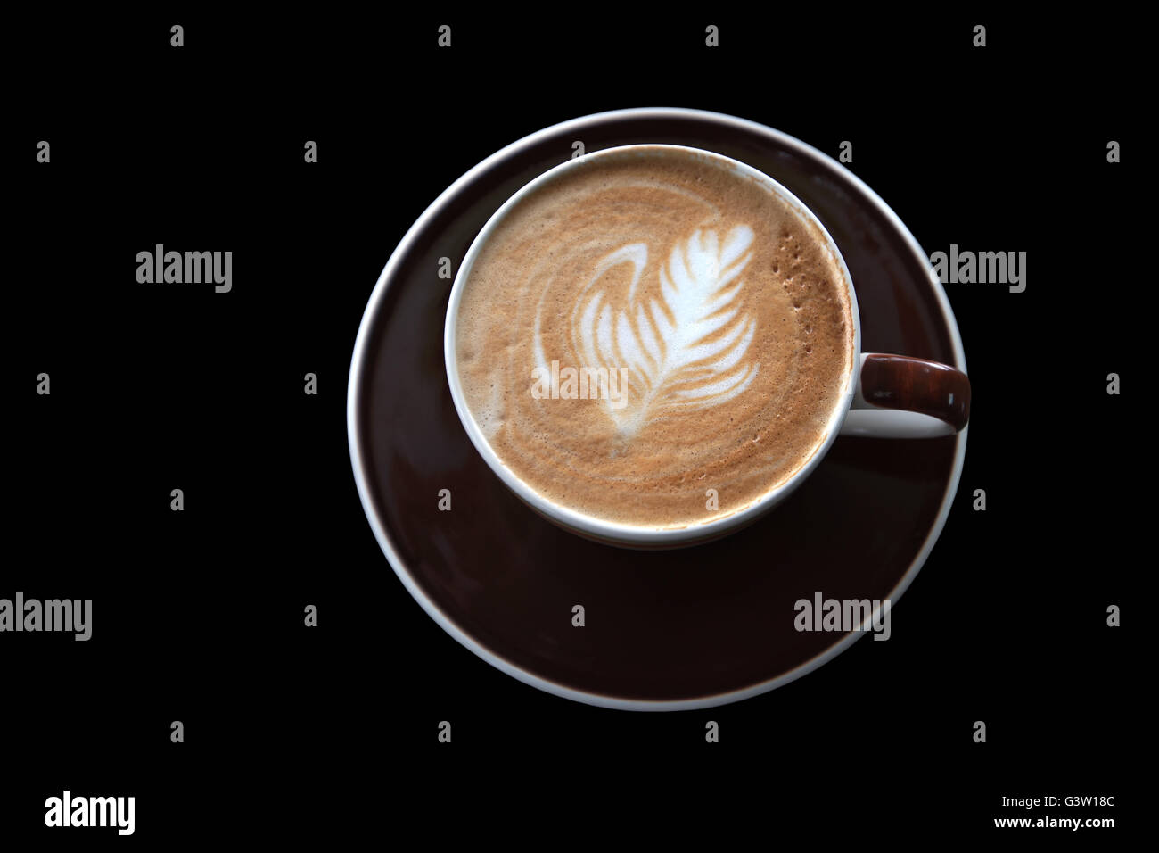 Tasse heißen Latte Art Kaffee auf schwarzem Hintergrund isoliert Stockfoto
