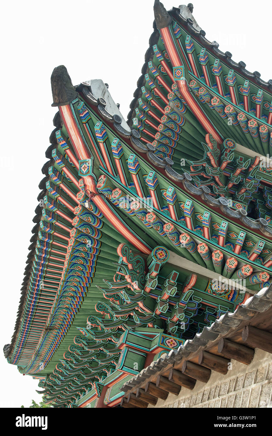 Traditionelle Korea Dach Dekoration. blauer Himmel und bunten Strukturen Stockfoto