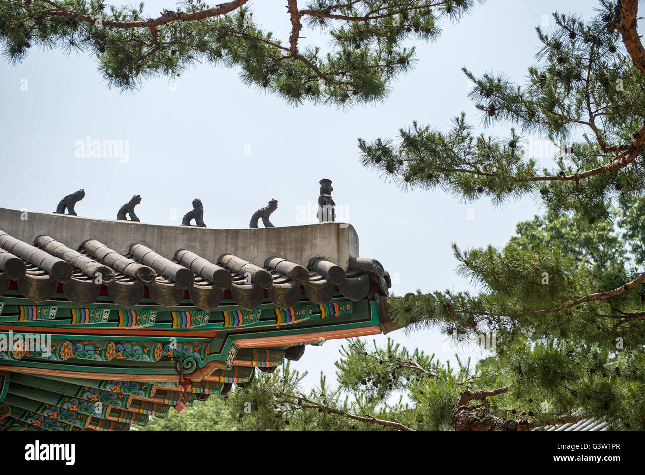 Traditionelle Korea Dach Dekoration. blauer Himmel und bunten Strukturen Stockfoto