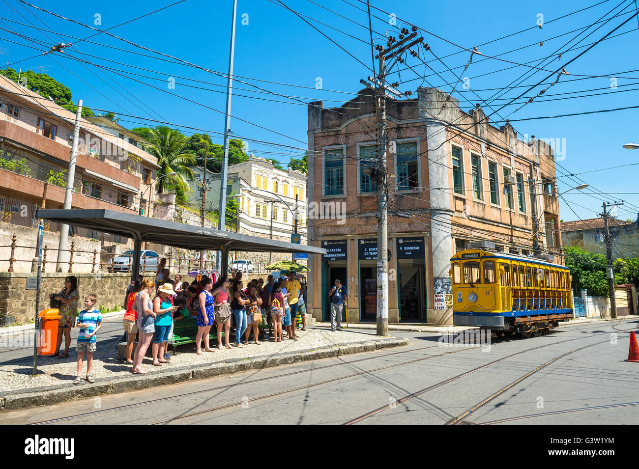 RIO DE JANEIRO - 28. März 2016: Touristen fahren die neue Version des legendären Bonde tram in der Nähe von Largo Dos Guimarães in Santa Teresa Stockfoto