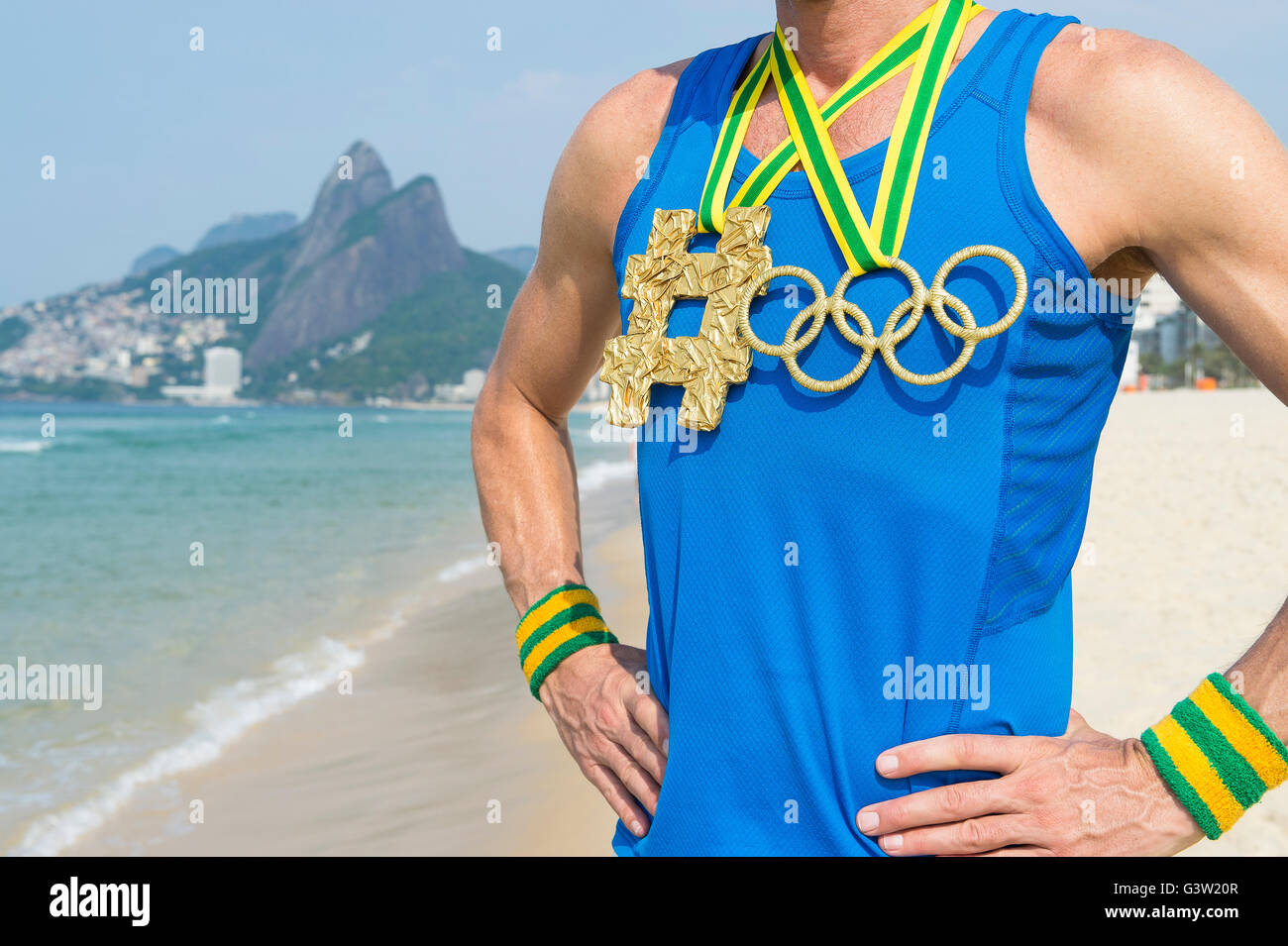 RIO DE JANEIRO - 10. März 2016: Sportler tragen Hashtag und Olympischen Ringe gold Medaillen steht am Strand von Ipanema. Stockfoto