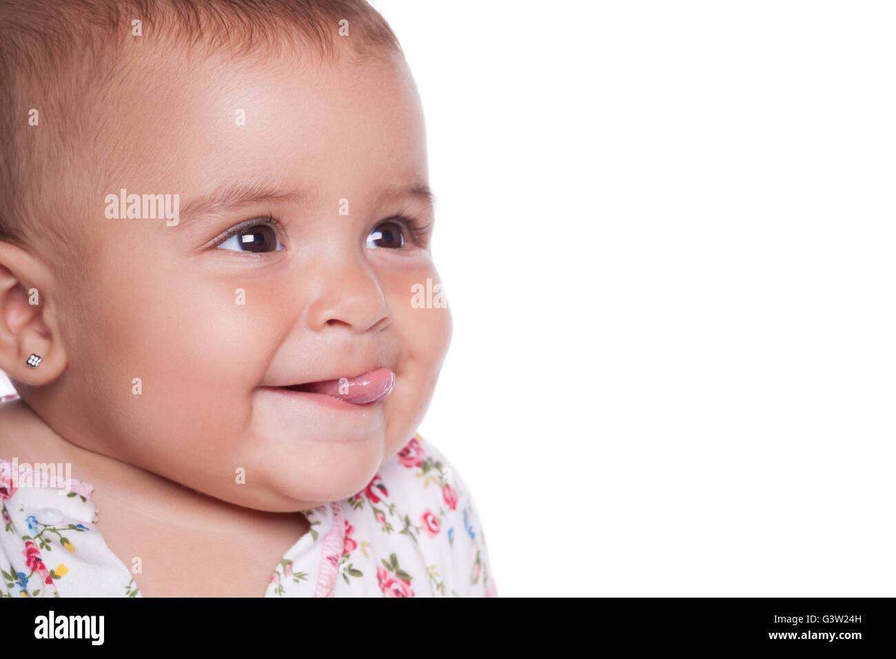 Niedliche Baby Girl zeigt Zunge in die Kamera vor weißem Hintergrund. Isoliert. Stockfoto