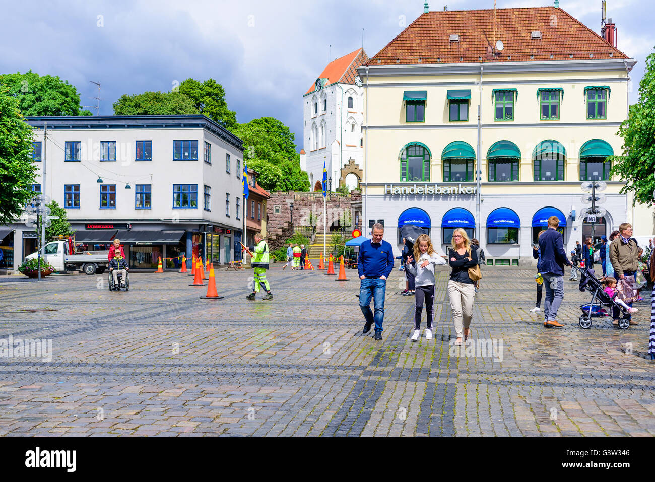 Ronneby, Schweden - 10. Juni 2016: Stadtplatz nach einem Regen mit Menschen herumlaufen. Echte Menschen im Alltag. Stockfoto