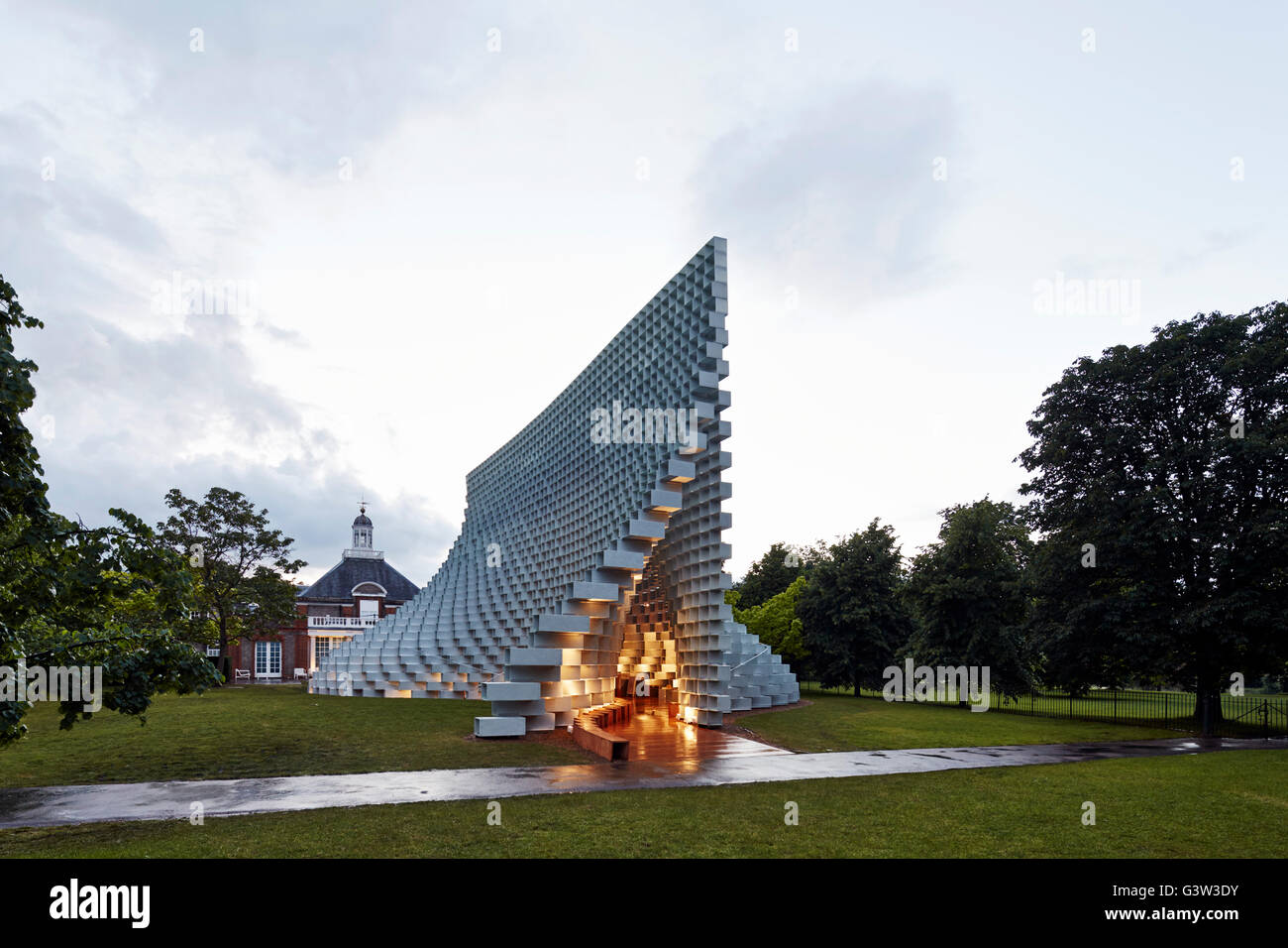 Fernen Höhe des hügeligen skulpturalen Pavillons in der Abenddämmerung, Serpentine Gallery darüber hinaus. Serpentine Pavillon 2016, London, Vereinigtes Königreich. Architekt: BIG Bjarke Ingels Group, 2016. Stockfoto