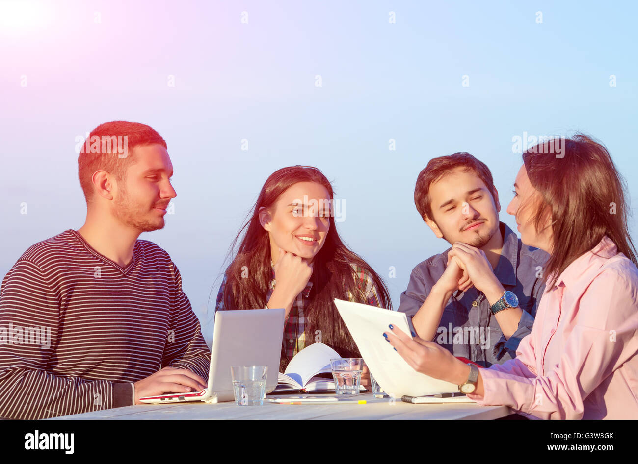 Gemischte Gruppe im Business-meeting Stockfoto