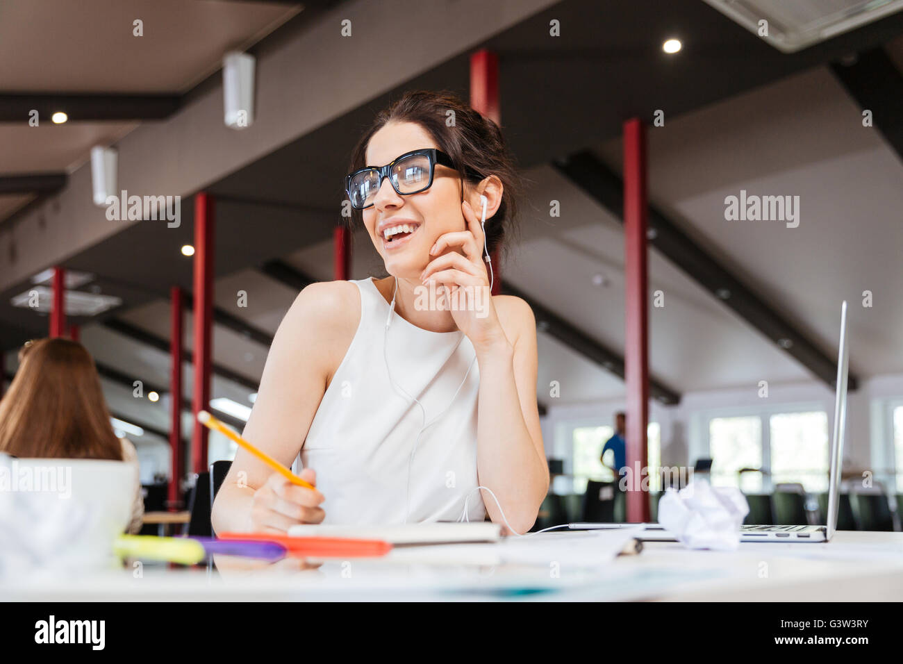 Fröhlich schöne junge Geschäftsfrau in Gläsern lächelnd und arbeiten im Büro Stockfoto