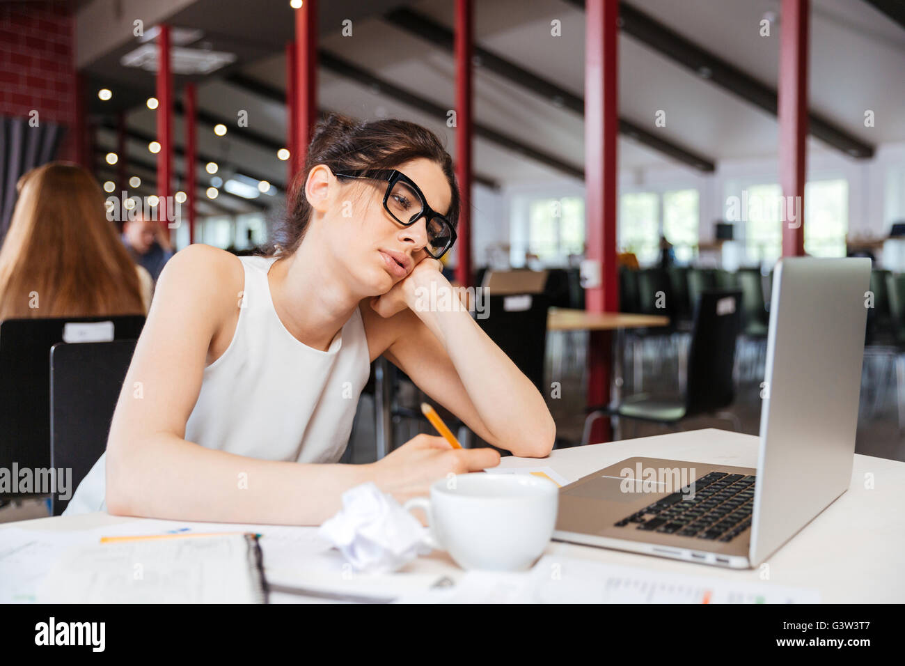 Ziemlich langweilig junge Geschäftsfrau arbeiten mit Laptop im Büro Stockfoto
