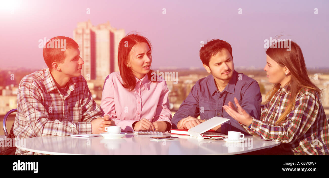 Gruppe von Jugendlichen auf informelle Geschäftstreffen lässig gekleidet Stockfoto