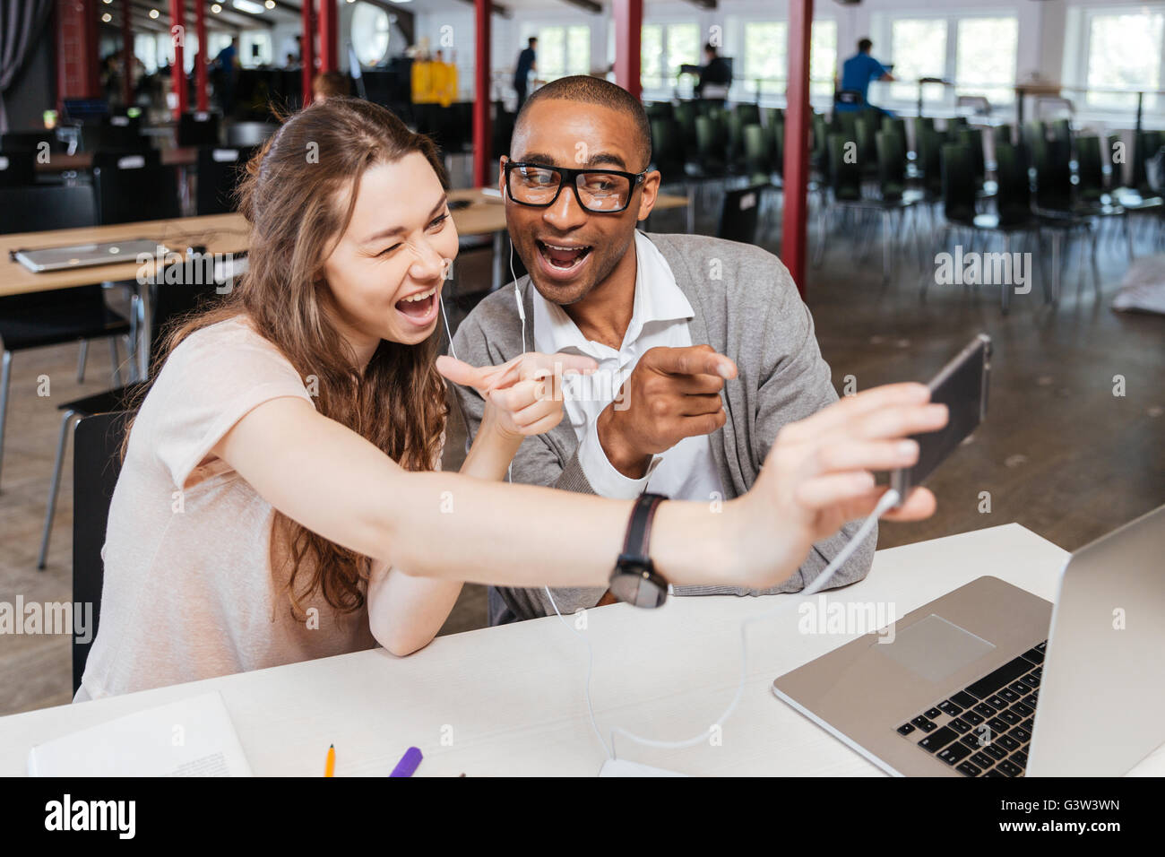 Fröhlich lustige junge Geschäftsleute arbeiten und Selfie im Büro Stockfoto