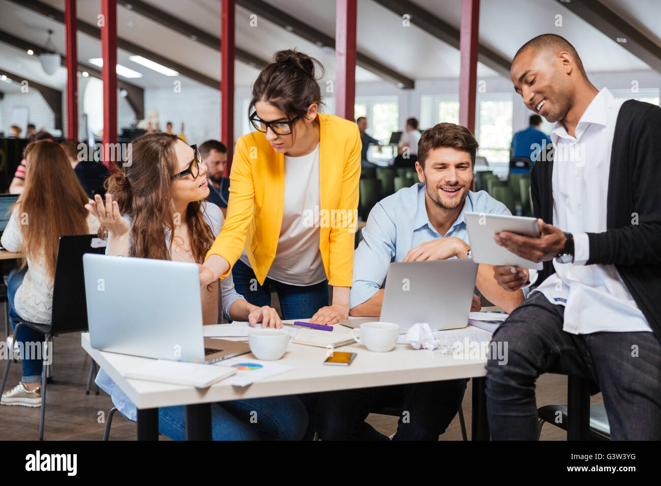 Gruppe des Lächelns inspiriert junge Geschäftsleute arbeiten zusammen im Büro Stockfoto