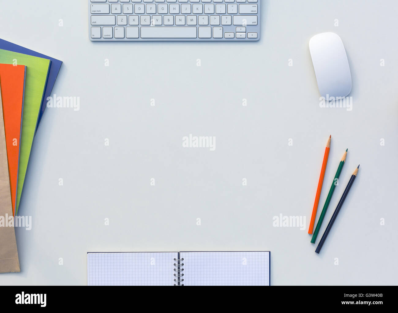 Kreativbüro hell Tisch mit passenden Farbe Zeitschriften und Bleistifte, Computer und Notizblock Stockfoto