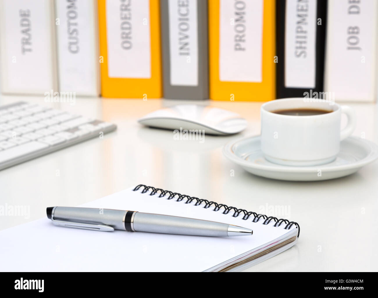 Weißer Bürotisch mit Notepad Executive Class grau Metall Stift Kaffee Computer Stockfoto