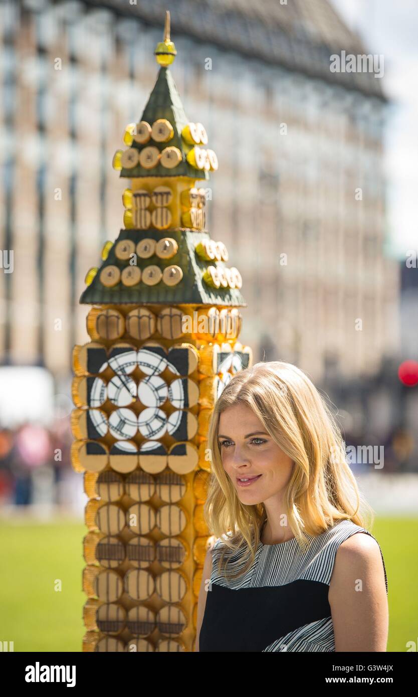 Donna Air mit einem Modell des Big Ben gemacht von 240 Cupcakes bei einem Fototermin in Parliament Square, London, anlässlich die Alzheimer's der Gesellschaft neue Spendenaktion Cupcake-Tag am 16. Juni stattfindet. Stockfoto