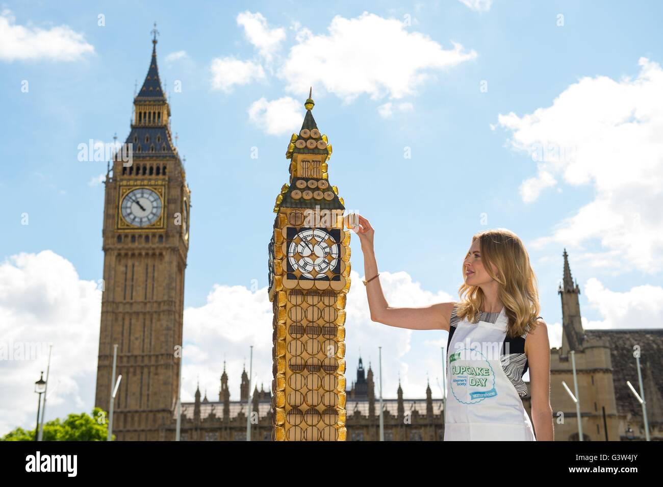 Donna Air Puts finishing Berührungen zu einem Modell des Big Ben von 240 Cupcakes bei einem Fototermin in Parliament Square gemacht, anlässlich die Alzheimer Gesellschaft neue Spendenaktion Cupcake Tag Londons am 16. Juni stattfindet. Stockfoto
