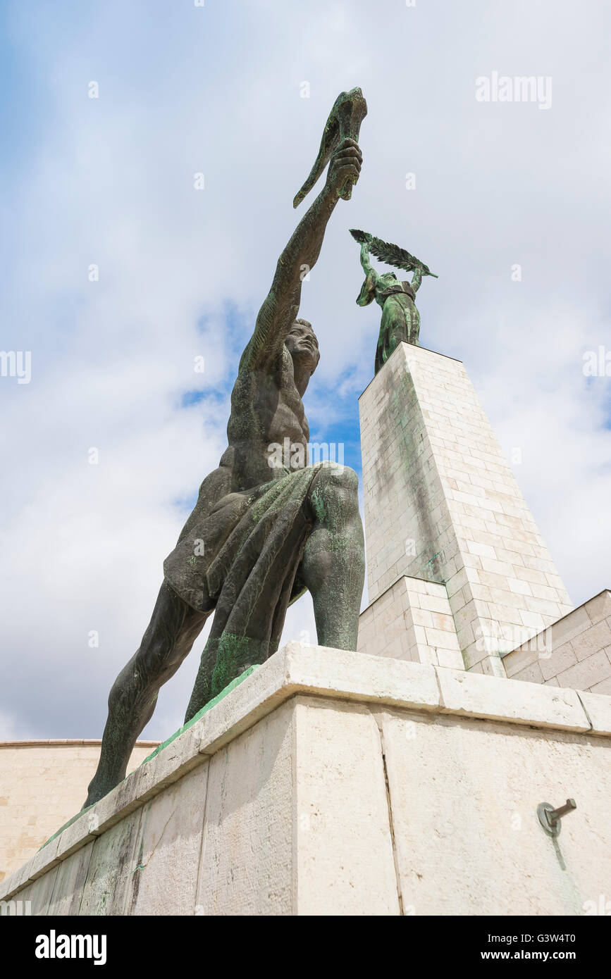 Kommunistische Kunst, Ansicht von Statuen aus der Sowjetzeit, die auf dem Befreiungsdenkmal auf dem Gipfel des Gellert-hegy-Hügels in Buda, Budapest, Ungarn, zu sehen sind. Stockfoto