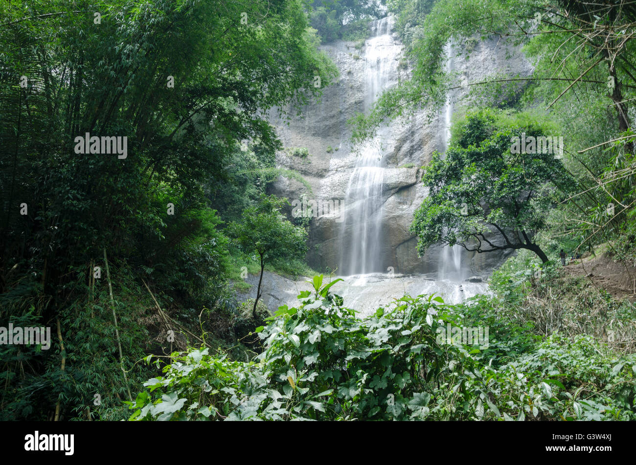 Curug Ngelay (versteckter Wasserfall im Stadtteil Kuningan - West-Java) Stockfoto