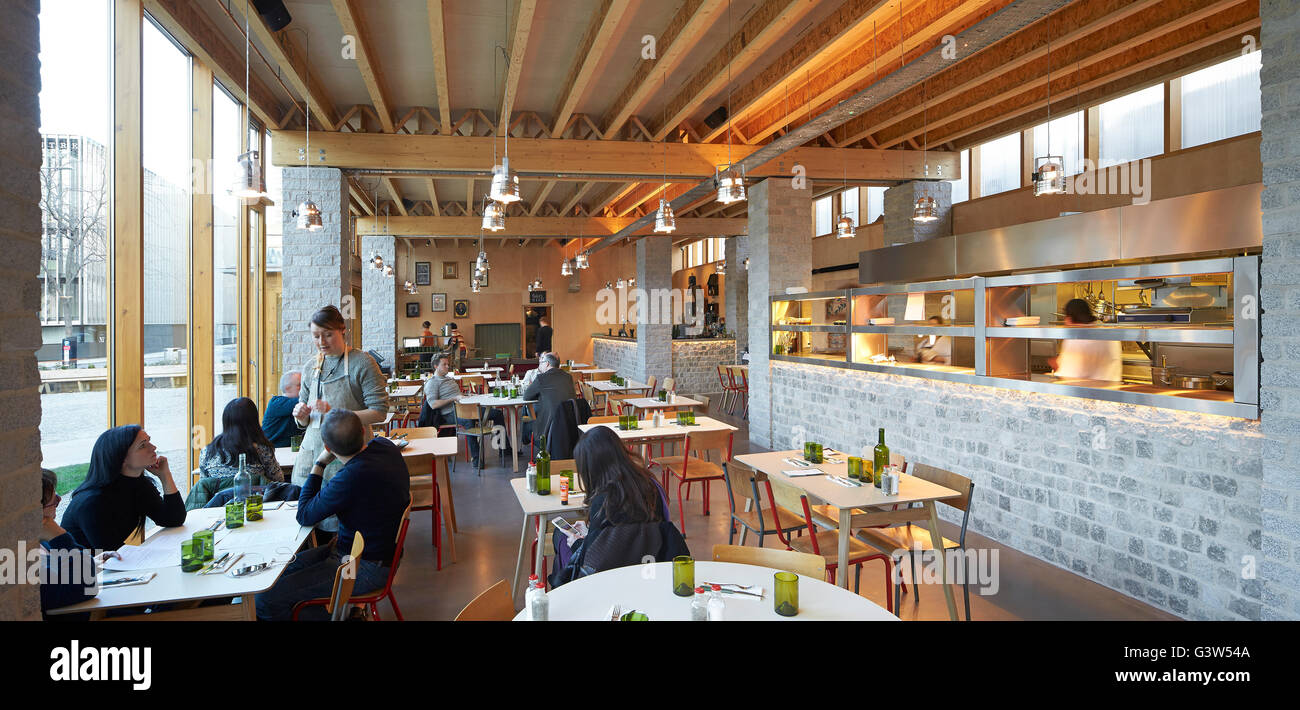 Interieur des Restaurants mit Blick auf offene Küchentheke. Das grüne Zimmer, London, Vereinigtes Königreich. Architekt: Benjamin markiert, 2015. Stockfoto