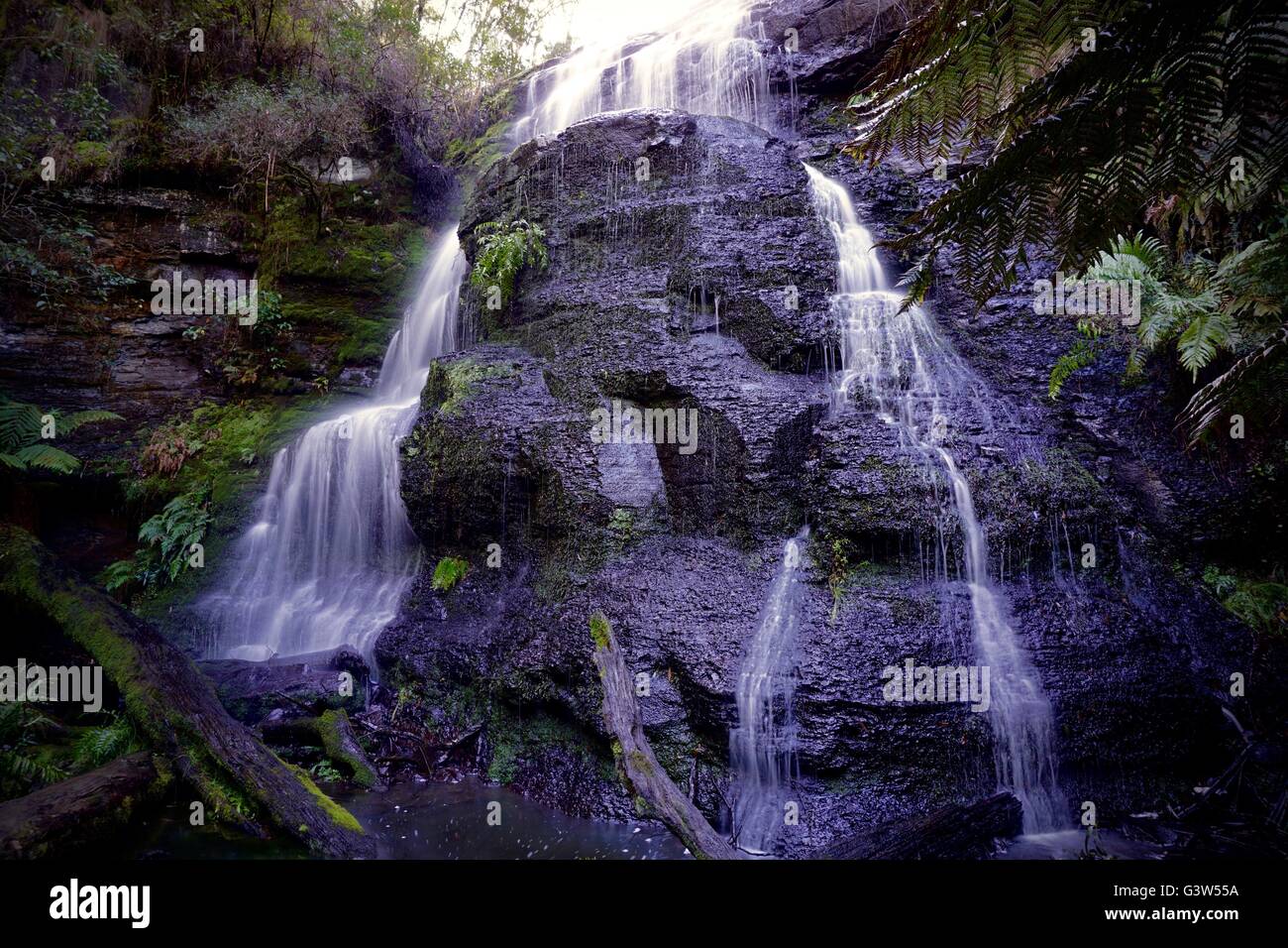 Genießen Sie die Ruhe von dem Rauschen des Wasserfalls Stockfoto