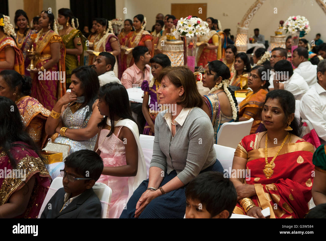 Hindu UK Party Mitcham Weiße Frau Gast auf einer Hindu Coming of Age Party Ritushuddhi, auch Ritu Kala Samskara genannt, eine Feier und der Übergang zur Weiblichkeit. 2010ER JAHRE 2016 UK HOMER SYKES Stockfoto