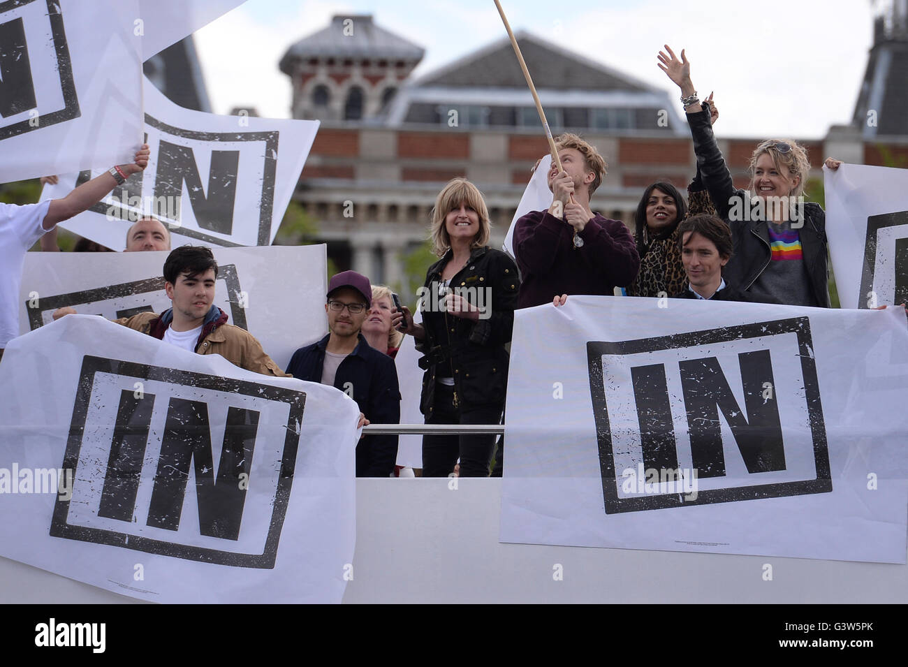 Rachel Johnson, Schwester von Boris Johnson an Bord eines Bootes, die Teilnahme an einem EU-Befürworter Zähler Demonstration, als eine Fischerei verlassen Pro-Austritt "Flottille" macht seinen Weg entlang der Themse in London. Stockfoto