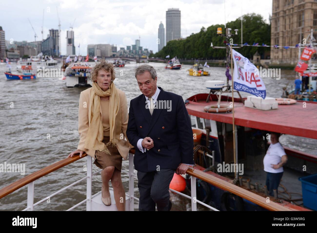 Die UKIP Führer Nigel Farage und Kate Hoey an Bord eines Bootes, die Teilnahme an einer Fischerei für Pro-Austritt "Flottille" auf der Themse, London verlassen. Stockfoto