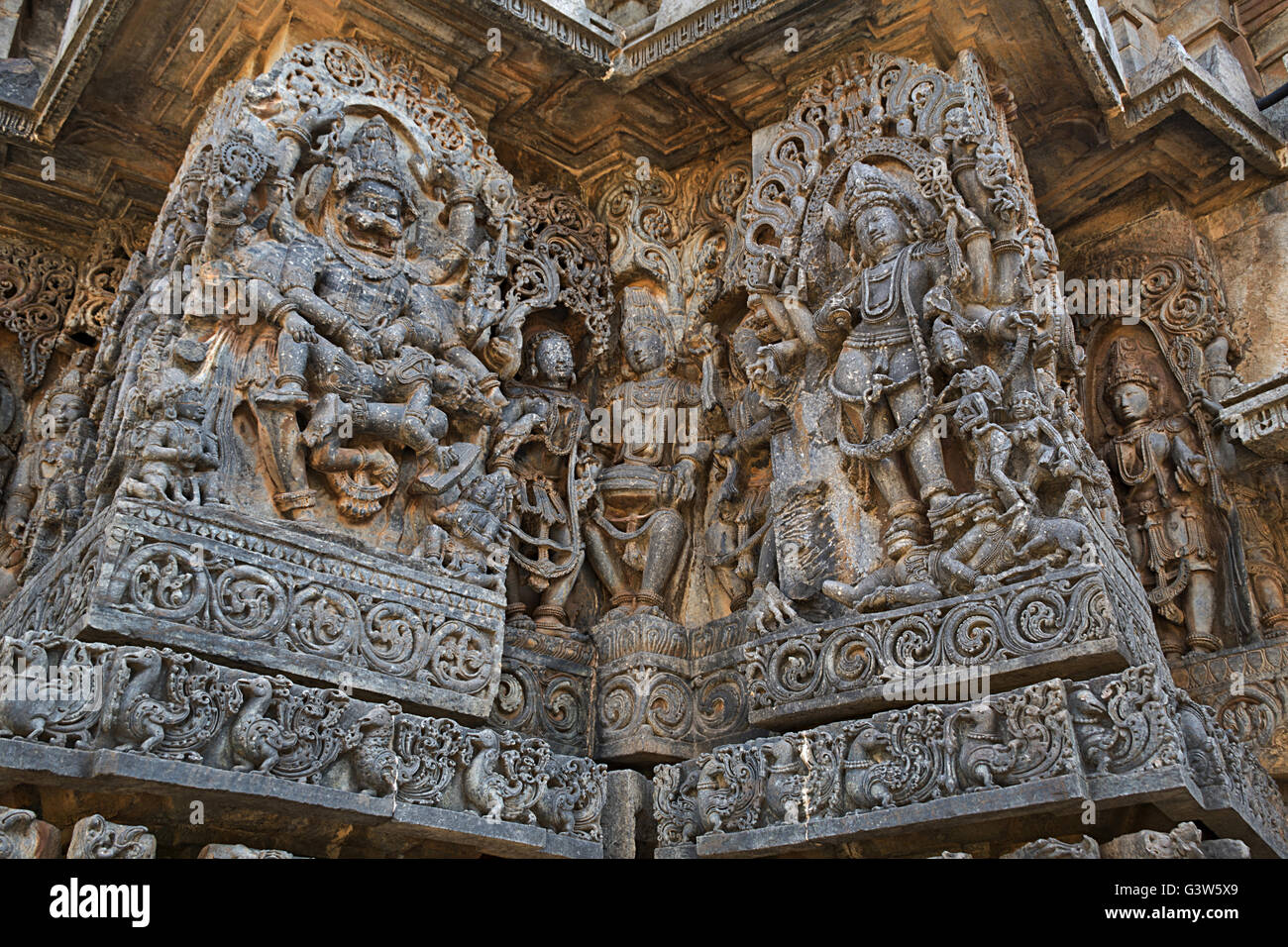 Skulptur von narsimha auf der linken und der Göttin Kali auf der rechten, seitlichen Wänden, hoysaleshwara Tempel, halebidu, Karnataka, Indien Stockfoto