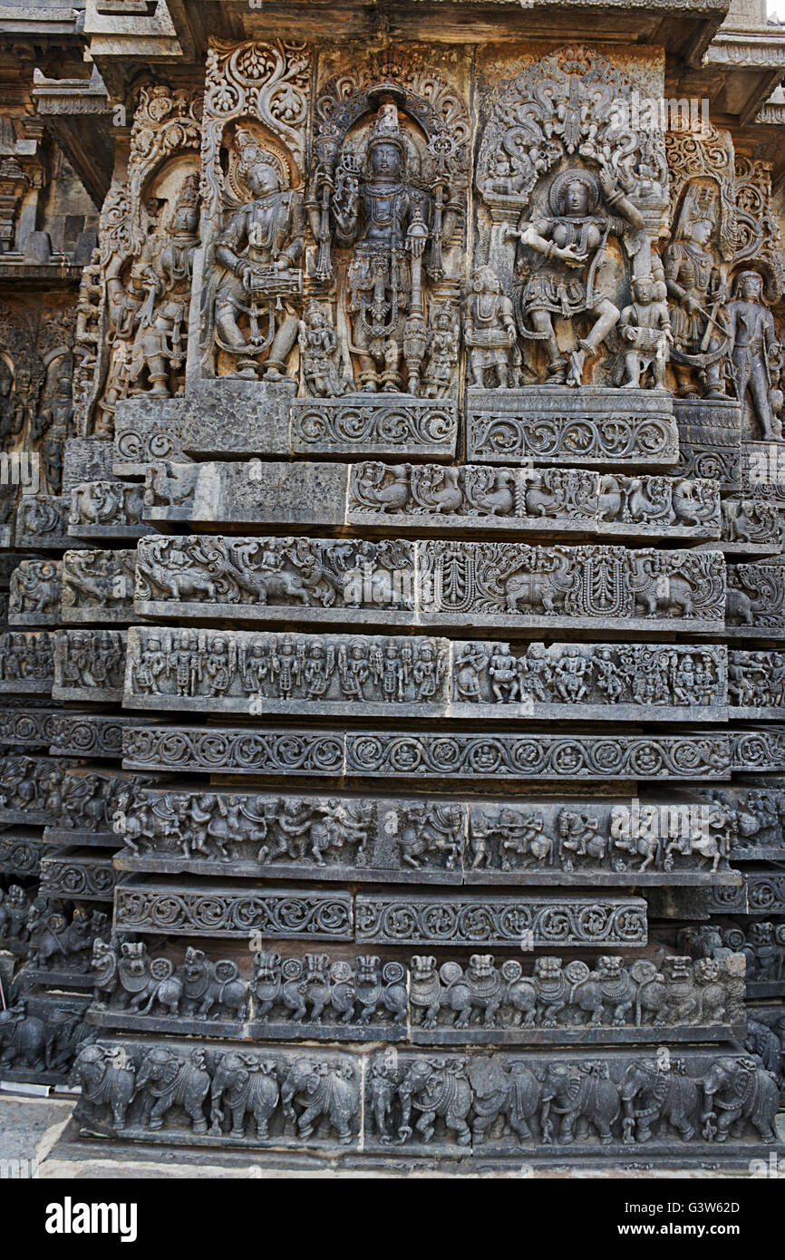 Reich verzierte Wand panel Reliefs der West Side, hoysaleshwara Tempel, halebidu, Karnataka, Indien. Blick von Westen. Stockfoto