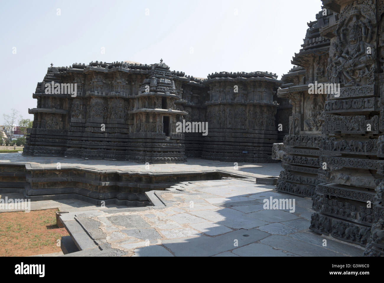 Fassade und verzierten Wand panel Relief der West Side, hoysaleshwara Tempel, halebidu, Karnataka, Indien. Ansicht von Süden. Stockfoto
