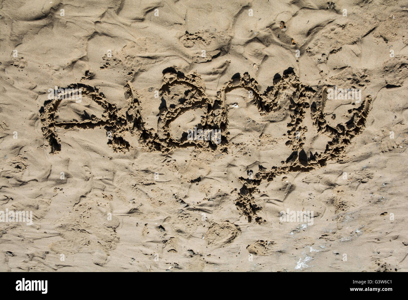Das Wort "Alamy" in den Sand gezeichnet. Stockfoto