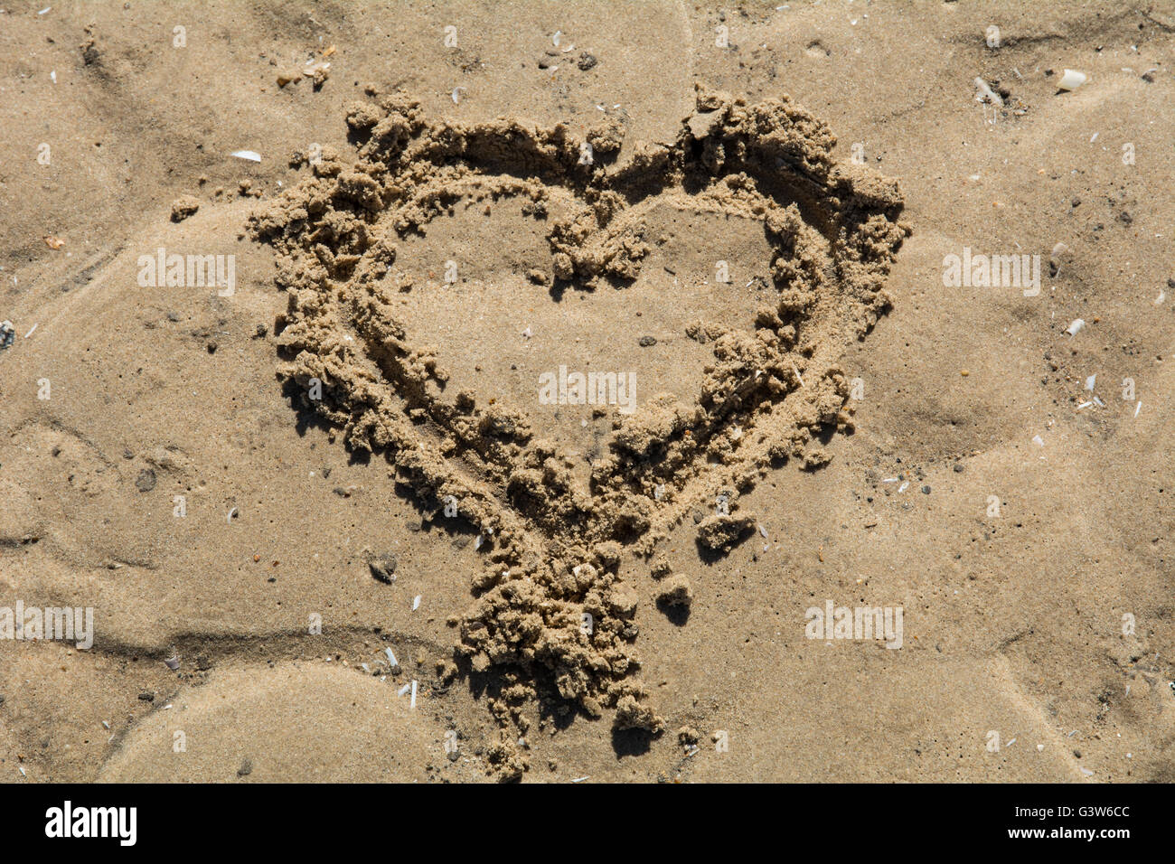 Herz dwarn im sand Fotos und Bildmaterial in hoher Auflösung Alamy