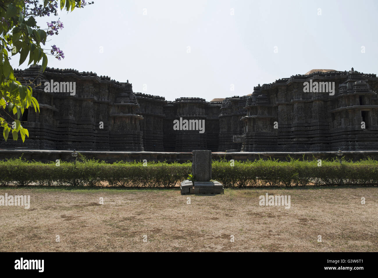 Hoysaleshwara Tempel Komplex, halebid, Karnataka, Indien. Blick von Westen. Stockfoto