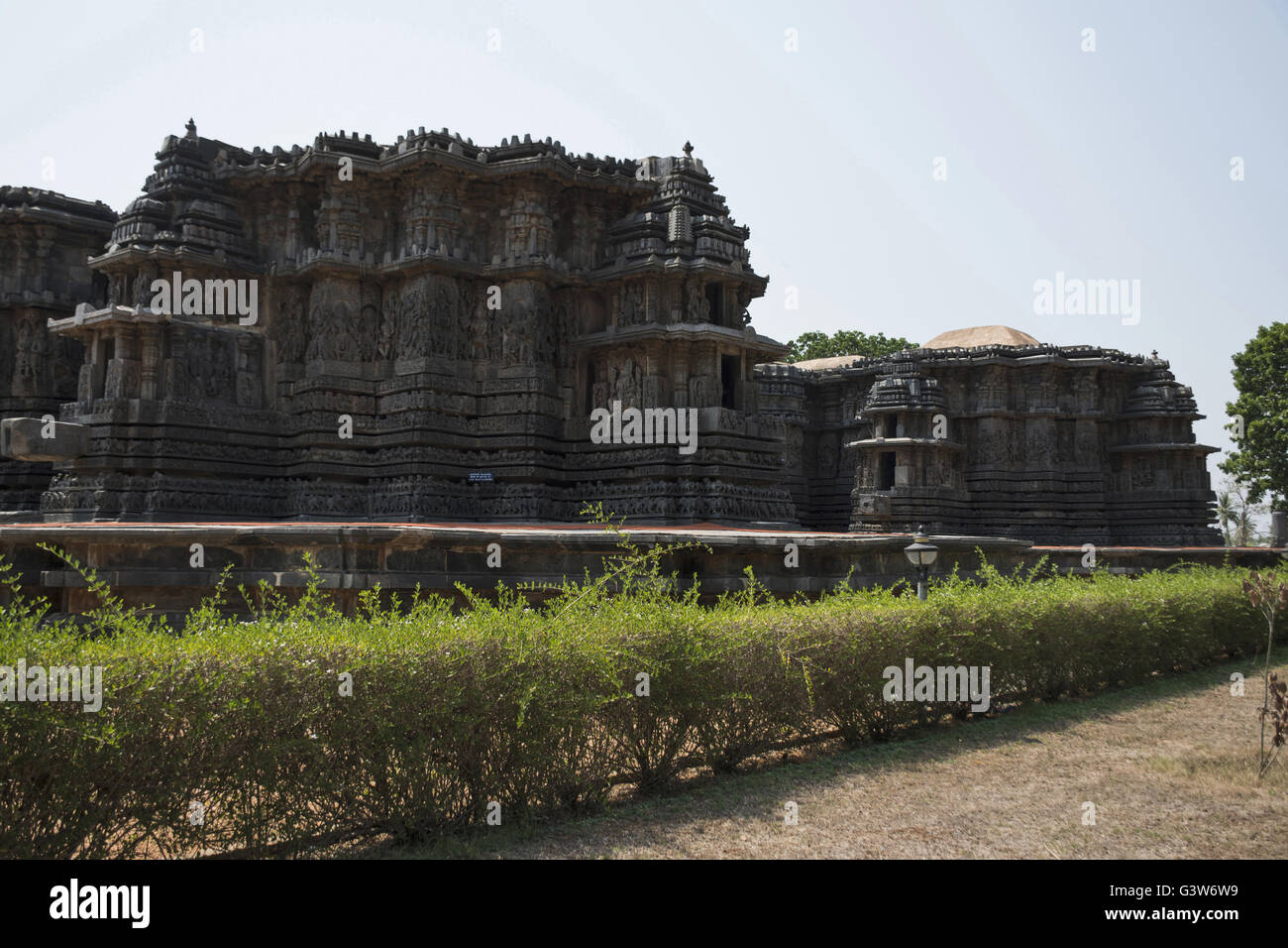 Hoysaleshwara Tempel Komplex, halebid, Karnataka, Indien. Blick von Nordwesten. Stockfoto