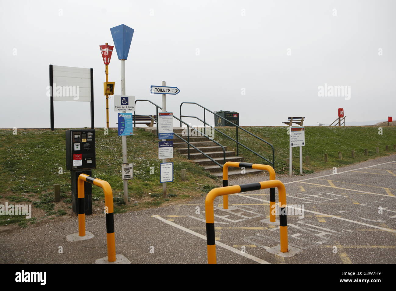 Zu viele Zeichen. Eine Fülle von hässlichen Zeichen auf dem Strand Parkplatz bei Budleigh Salterton in Devon, England. Stockfoto