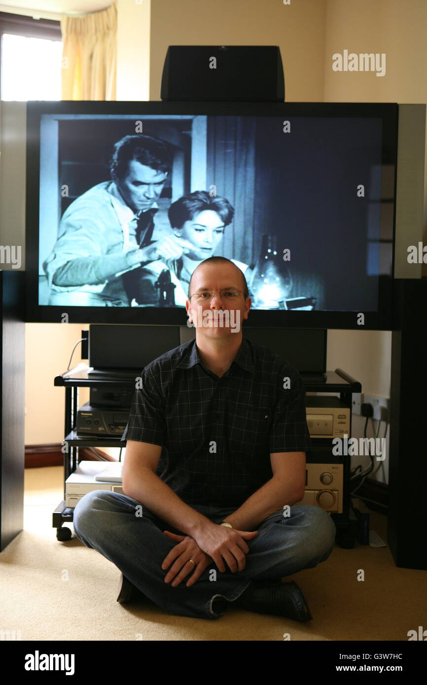 (Colin) Col Needham, Gründer und Geschäftsführer der Film- und TV-Website IMDb.com, läuft den Vorgang von einem Vorstadthaus. Stockfoto