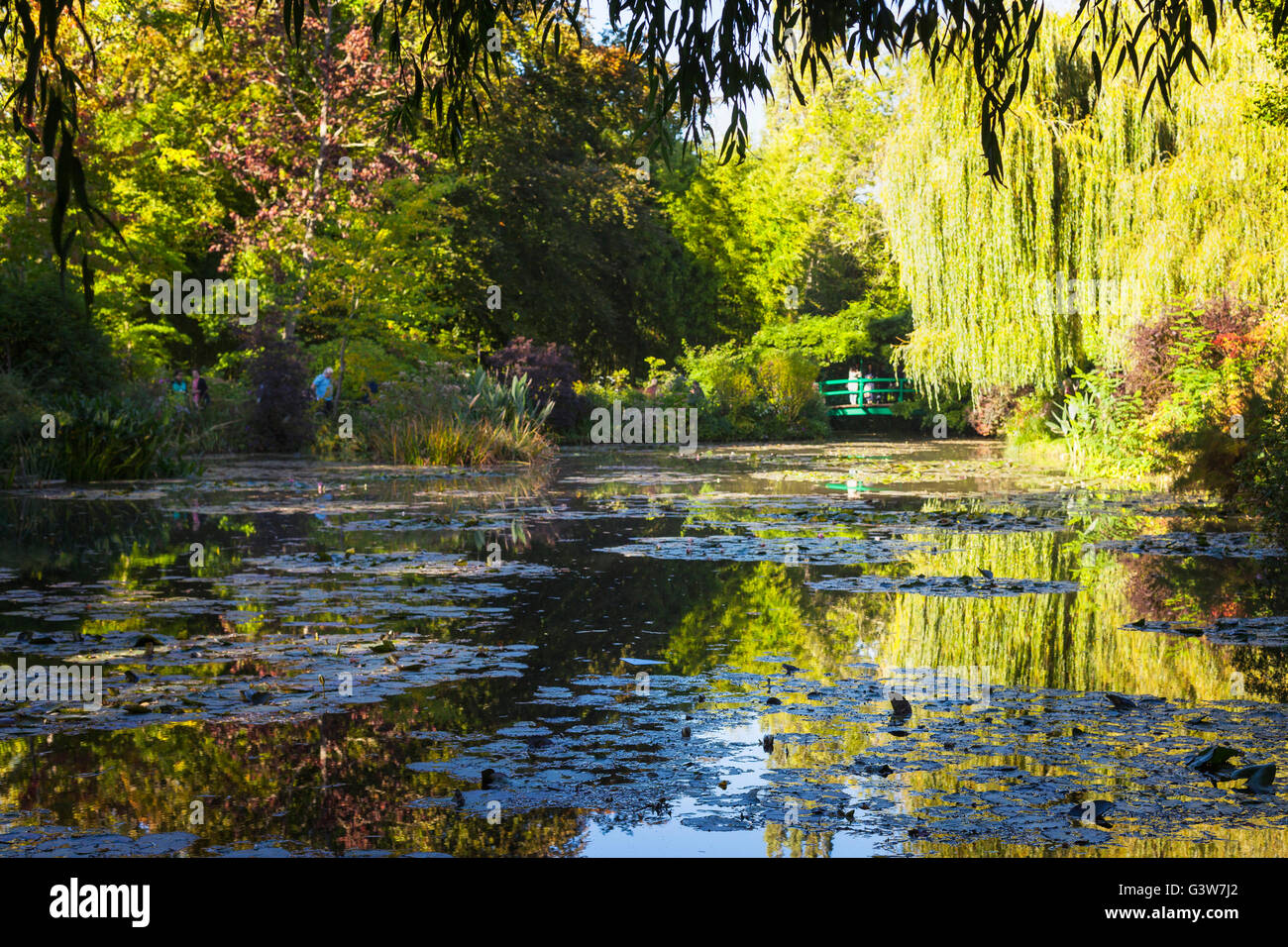 Pool und Garten in Monets Haus, Giverny, Frankreich Stockfoto