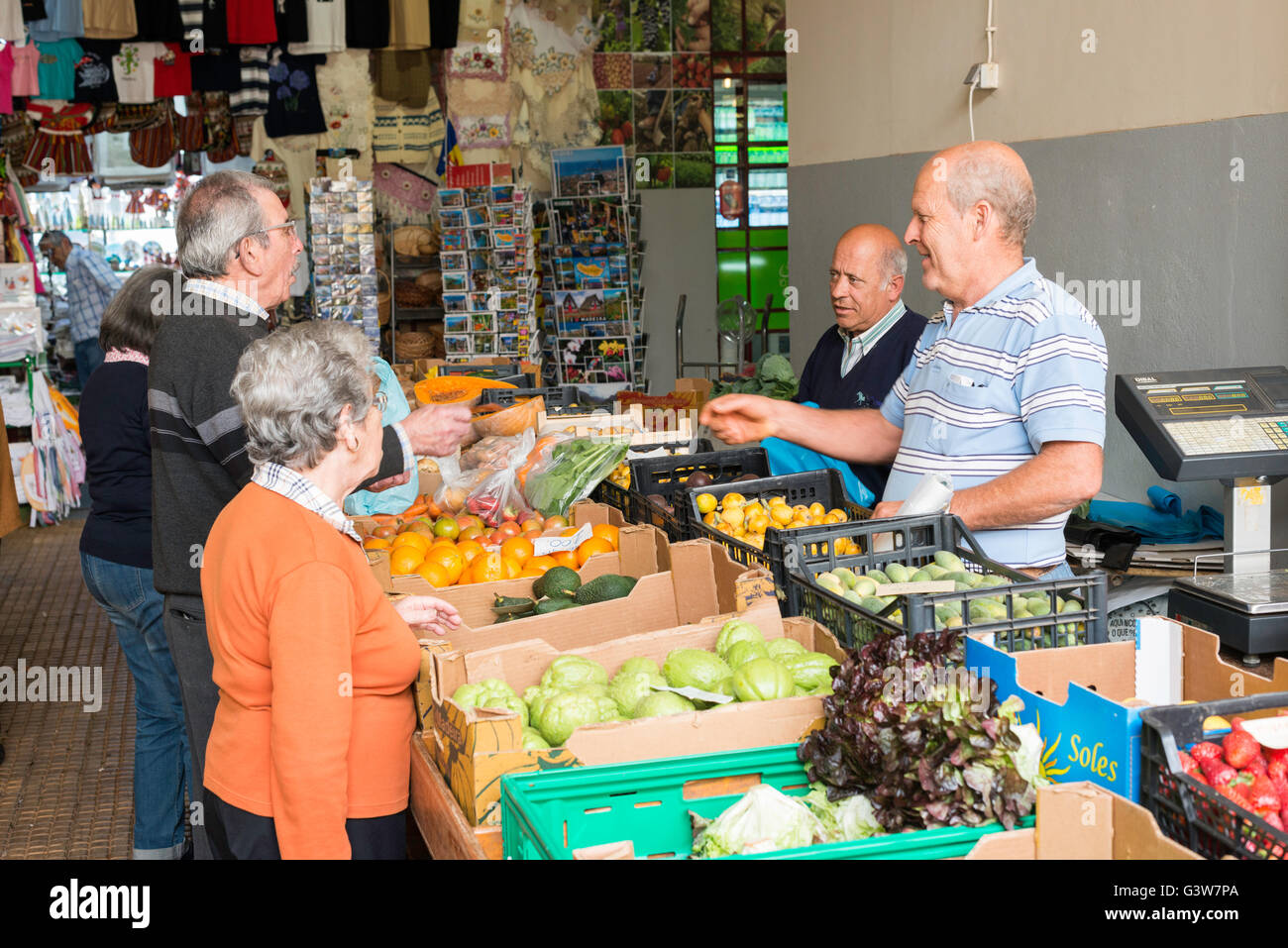 FUNCHAL-PORTUGAL-März 26, nicht identifizierte Personen kaufen Obst in der Markthalle von Funchal auf Madeira am März 2016 im Fu Stockfoto
