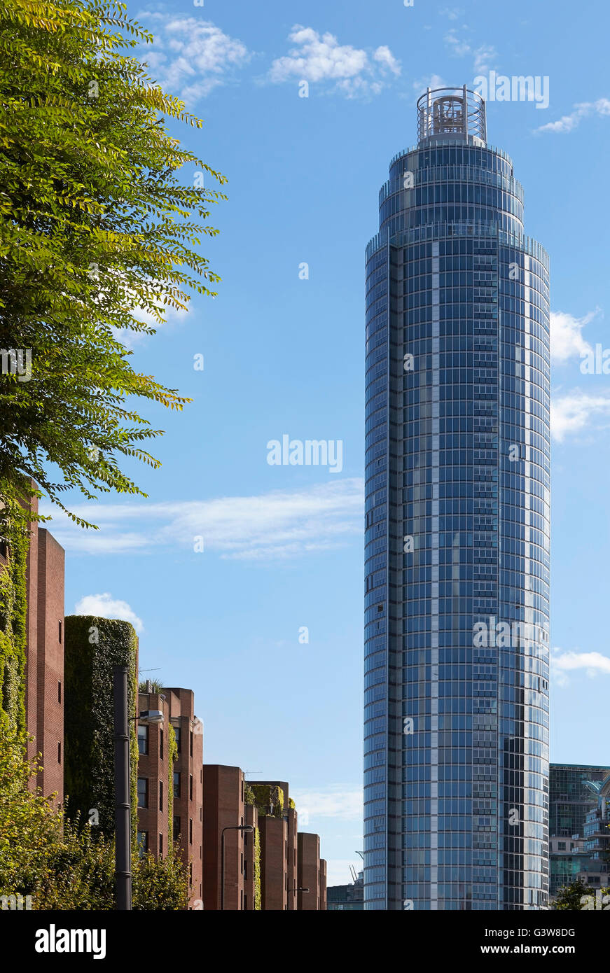 Hochhaus von unten zu Ziegel Fassade Terrasse gegenübergestellt. St George Wharf Tower, London, Vereinigtes Königreich. Architekt: Broadway Malyan Limited, 2014. Stockfoto