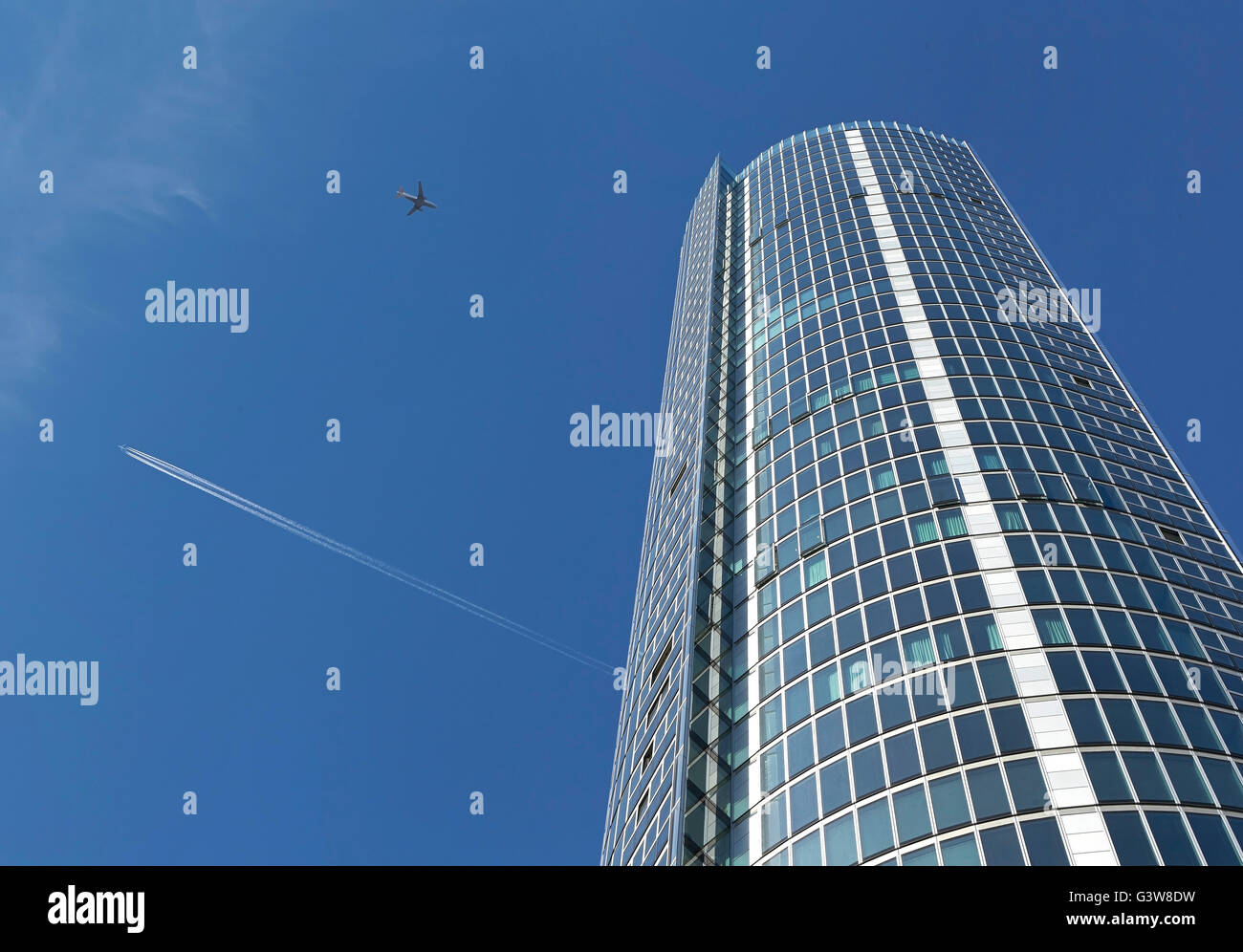 Fassade von unten mit Flugzeugen überqueren. St George Wharf Tower, London, Vereinigtes Königreich. Architekt: Broadway Malyan Limited, 2014. Stockfoto