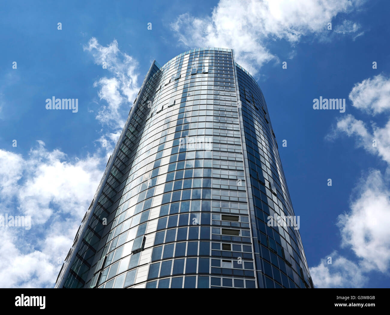 Ansicht von unten entlang der Glasfassade des Hochhauses. St George Wharf Tower, London, Vereinigtes Königreich. Architekt: Broadway Malyan Limited, 2014. Stockfoto