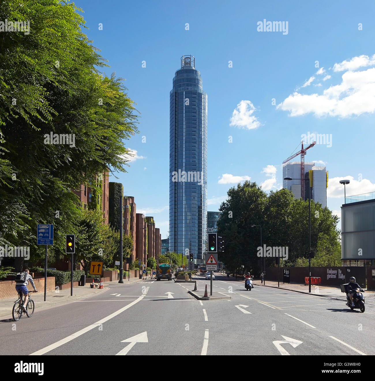 Blick entlang der Straße in Richtung Hochhaus und Kontext. St George Wharf Tower, London, Vereinigtes Königreich. Architekt: Broadway Malyan Limited, 2014. Stockfoto