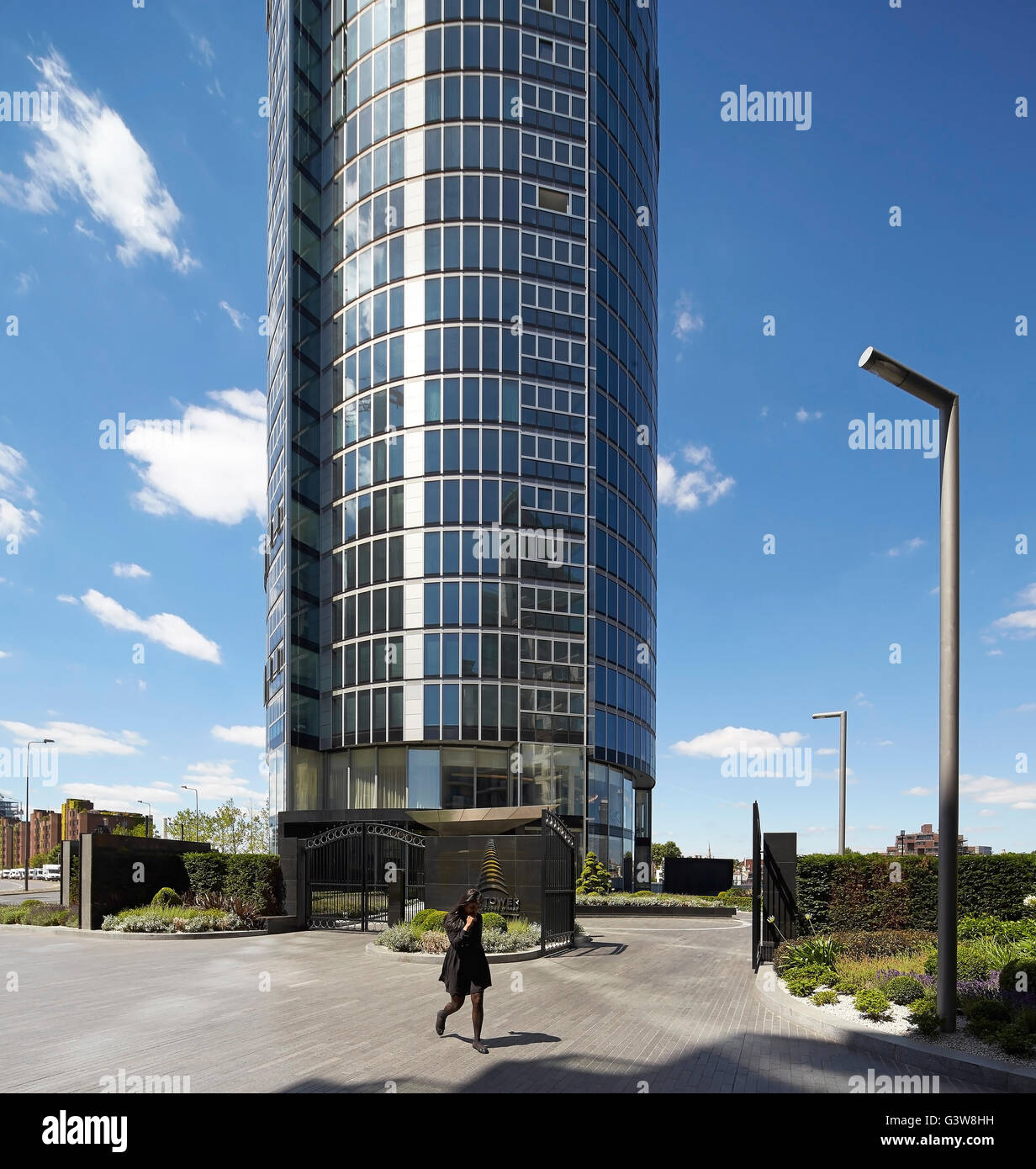 Eingangstor zur Wohnanlage. St George Wharf Tower, London, Vereinigtes Königreich. Architekt: Broadway Malyan Limited, 2014. Stockfoto