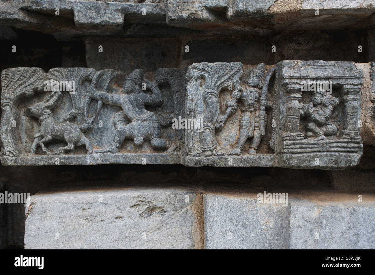 Episode aus dem Ramayana, (von rechts) Laxmana und Sita Rama schießen Pfeil auf Goden Hirsch, Kedareshwara Tempel, Halebid, Indien Stockfoto