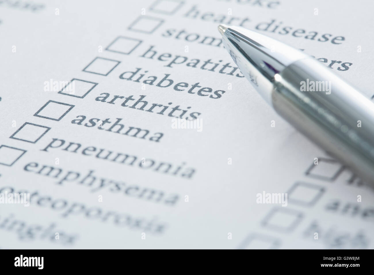 Stift auf Checkliste mit Krankheiten Stockfoto