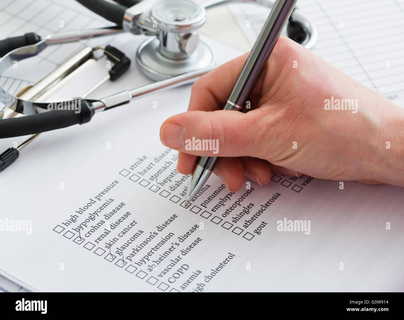 Arzt, Check-out Checkbox auf der Liste der Krankheiten Stockfoto