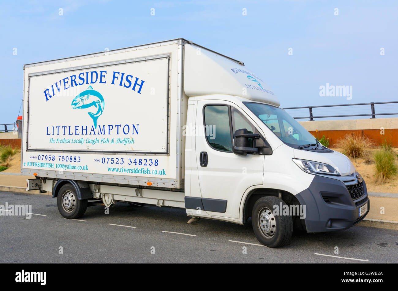Riverside-Fisch-Lieferwagen in Littlehampton, West Sussex, England, UK. Stockfoto